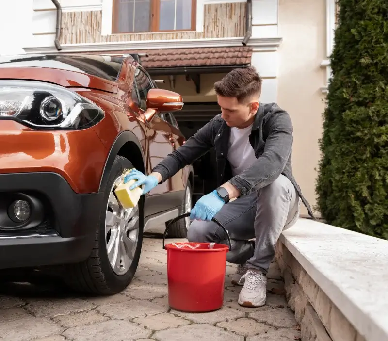Lavage auto à domicile Lacanche : professionnel intervenant sur un véhicule